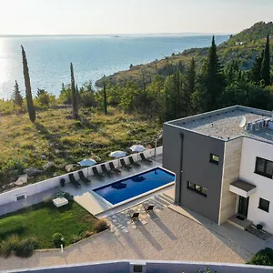 Royal Promons - Heated Pool Starigrad Paklenica
